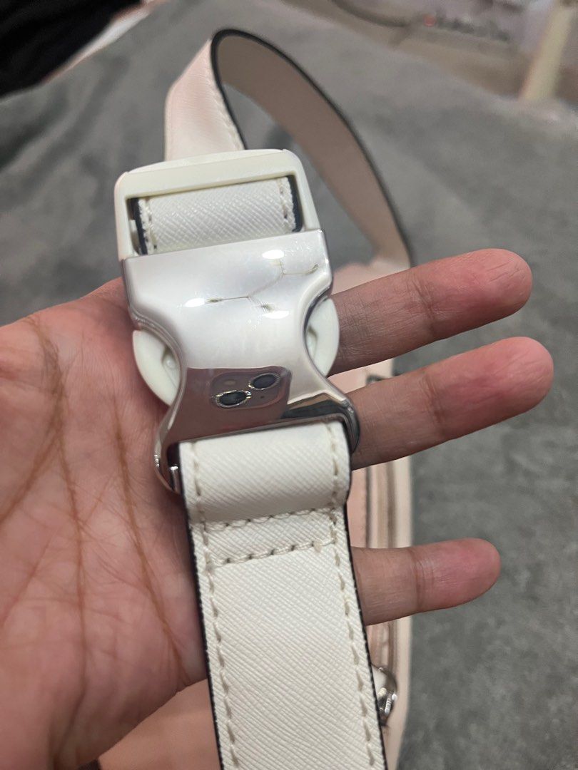Authentic Guess beltbag (light pink) (Category: Luxury Bags & Wallets) located in Quezon City. Submitted by myfabpreloved (Listing ID 1391564889, Image 2). Description: Authentic Bought in US With minimal flaw — discoloration (bluish) as seen s photo pakicheck nlng po maigi. No other issue aside from that .