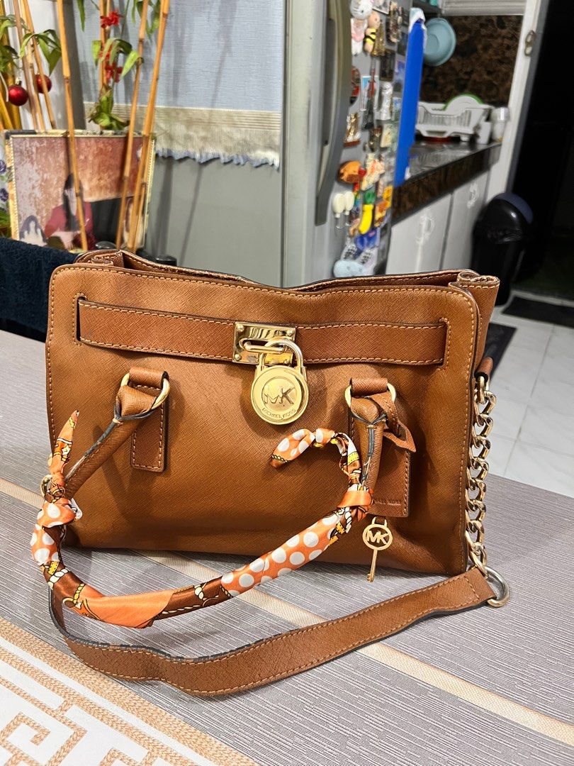 Authentic Michael Kors Hamilton bag (Category: Luxury Bags & Wallets) located in Marikina City. Submitted by impulsivebuyershop (Listing ID 1391595536, Image 1). Description: Authentic Michael kors Hamilton bag medium size With minor flaw (please check photos for details) What you see is what you get :) RFS: Decluttering (too many bags!) .