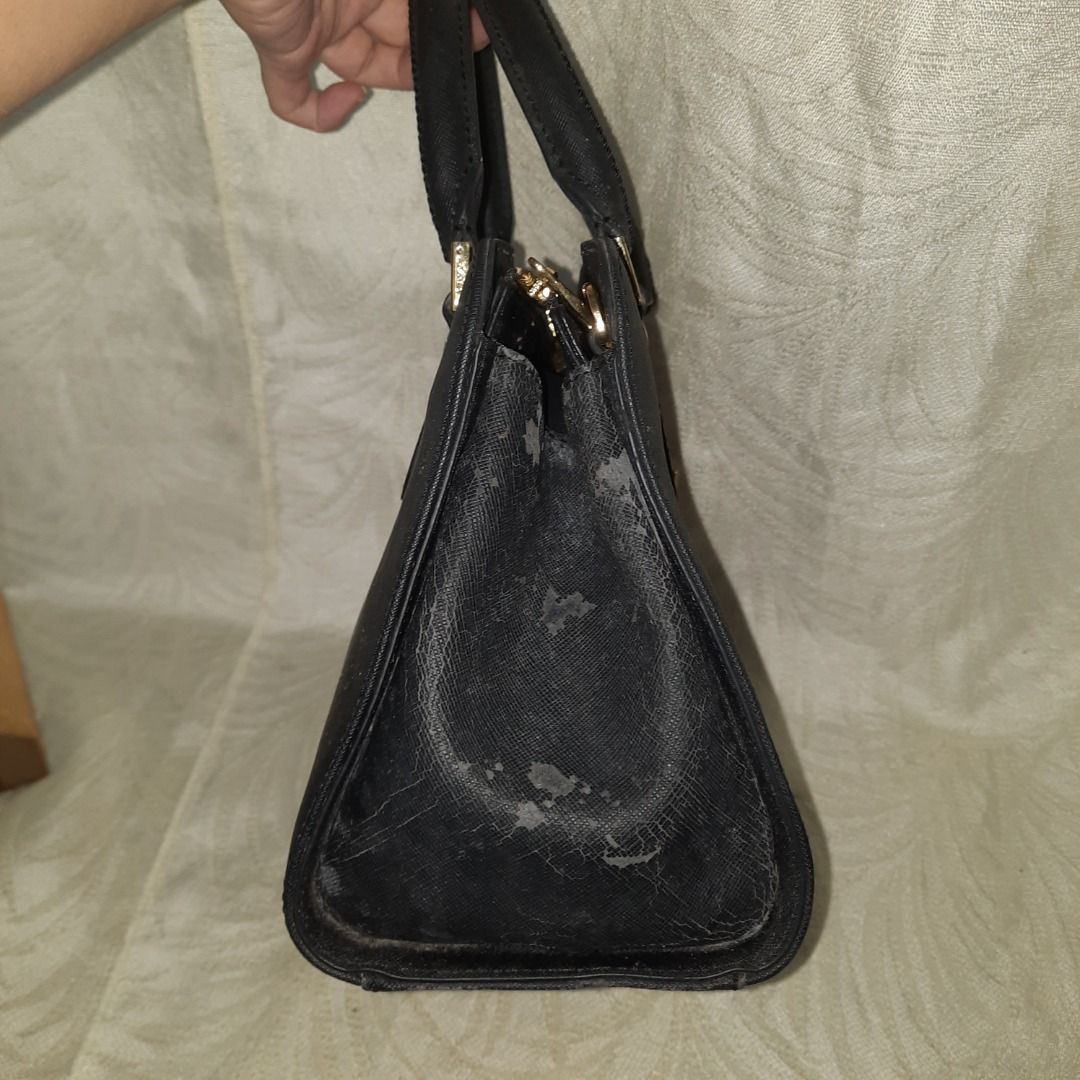 Bonia Heritage handbag (Category: Luxury Bags & Wallets) located in Pasay City. Submitted by hashi_ (Listing ID 1391646305, Image 3). Description: !! ALL MUST GO !! > Prices are negotiable, as long as shipping fee is shouldered by buyer > For more pics, details, flaws and etc, kindly dm me <3 can get for free if you buy another bag! Loc: Pasay City MOP: GCash.