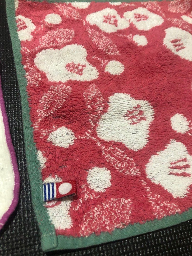 Branded Face Towels plus free (Category: Bedding & Towels) located in Siquijor. Submitted by yhostuff (Listing ID 1391632076, Image 3). Description: Imabari + united colors of Benetton + Courreges + FREE Mary Quant Towellettes 3+ 1 free Needs wash.