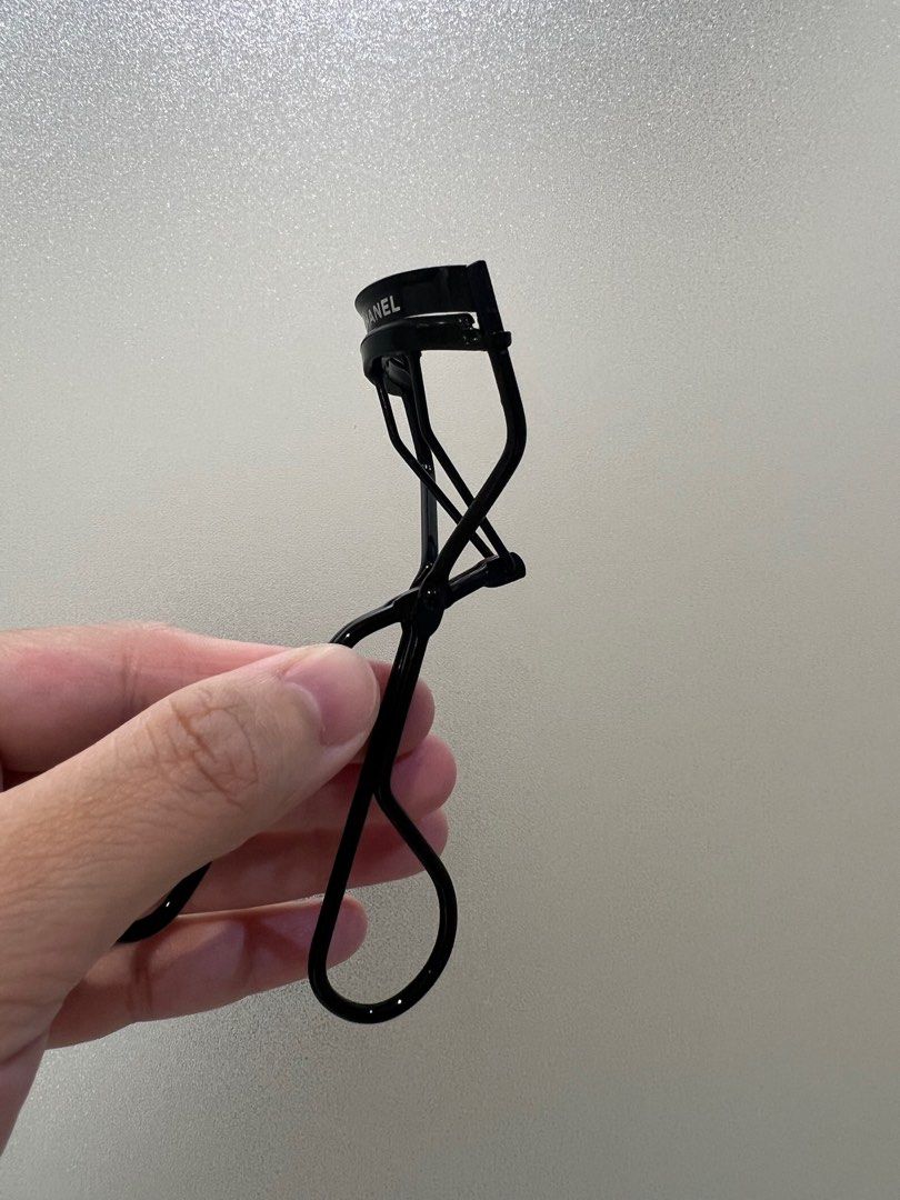 Chanel eyelash curler (Category: Vision Care) located in Carmona. Submitted by chaitheexplorer (Listing ID 1391616556, Image 2). Description: .