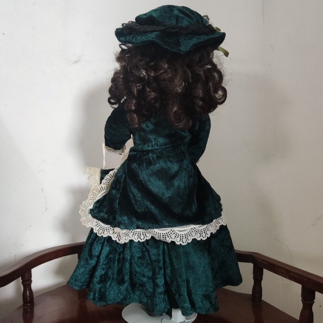 Duchess Lady Porcelain Doll Victorian-Style Emerald Velvet Dress. Boneka Porselen Keramik Vintage Victorian, Antik, Pajangan di Carousell Duchess Lady Porcelain Doll Victorian-Style Emerald Velvet Dress. Boneka Porselen Keramik Vintage Victorian, Antik, Pajangan di Carousell