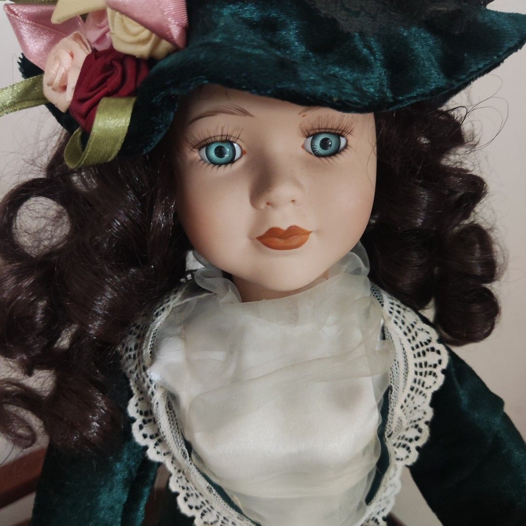 Duchess Lady Porcelain Doll Victorian-Style Emerald Velvet Dress. Boneka Porselen Keramik Vintage Victorian, Antik, Pajangan di Carousell Duchess Lady Porcelain Doll Victorian-Style Emerald Velvet Dress. Boneka Porselen Keramik Vintage Victorian, Antik, Pajangan di Carousell