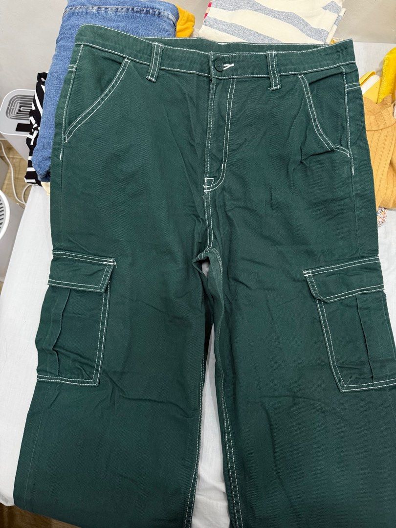 H&M Green Cargo Pants, Green Jeans (Category: Jeans) located in Manila. Submitted by mandu03 (Listing ID 1391567210, Image 1). Description: .