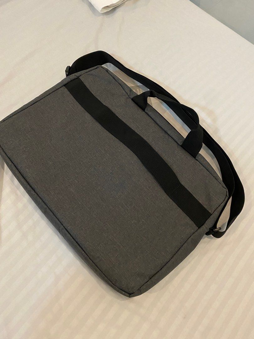 HP Laptop Bag (Category: Laptop Bags & Sleeves) located in Manila. Submitted by humbee07 (Listing ID 1391694472, Image 3). Description: Brand new HP Laptop Bag Color Grey .