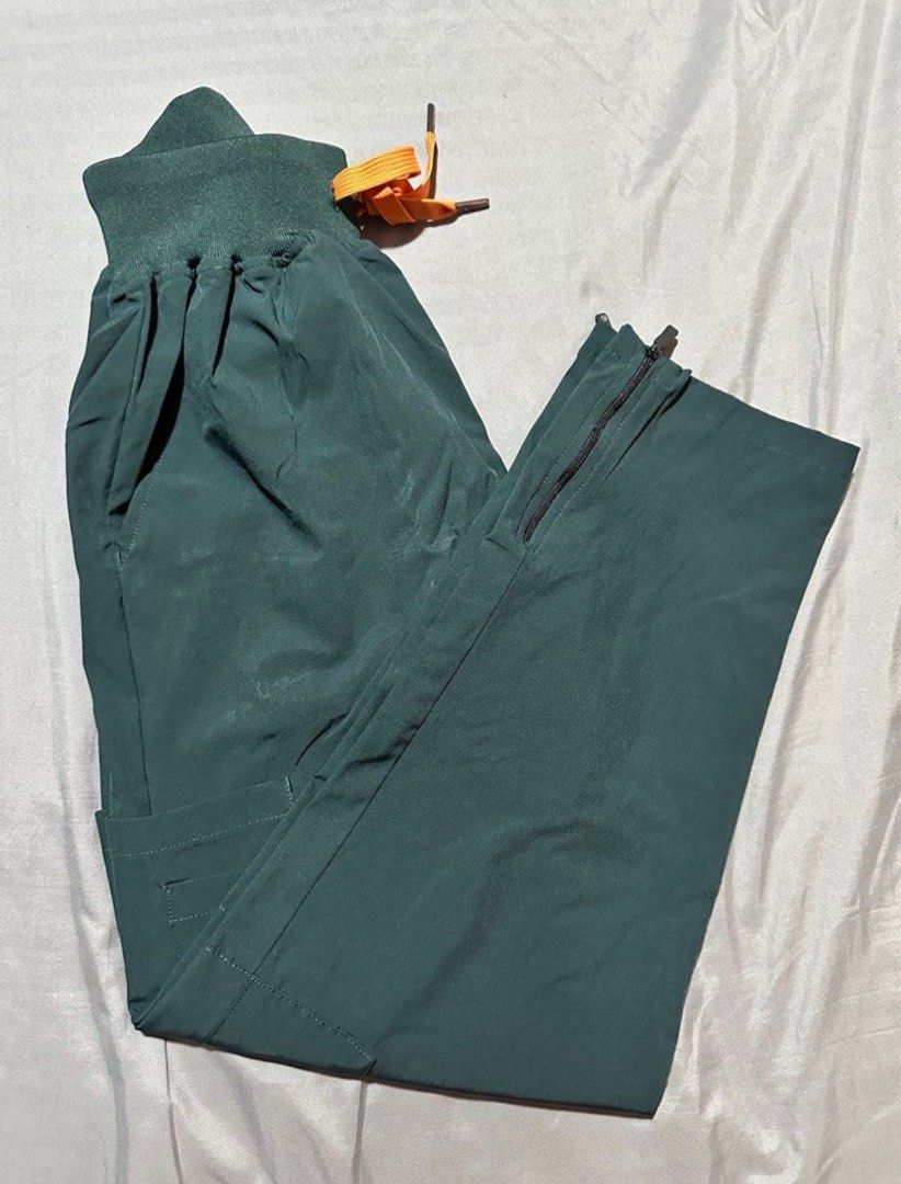 kaizen.ph Scrubsuit set (Category: Medical Supplies & Tools) located in Paranaque City. Submitted by ja9preloved (Listing ID 1391684095, Image 2). Description: Unisex Size: M Color: Hunter Green.