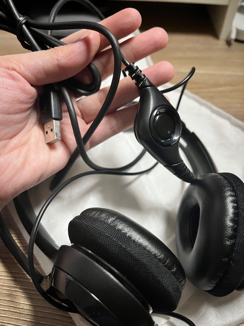 Logitech H390 USB Computer Headset (Category: Headphones & Headsets) located in Manila. Submitted by flordeliza44716 (Listing ID 1391650290, Image 3). Description: RFS: Back up headset only. Never been used. No box. Dust bag only With small paint chip on volume controller https://www.logitech.com/en-ph/shop/p/h390-usb-headset Microphone Type: Bi-directional Microphone Frequency response: 100~10 kHz Sensitivity: -17 dBV/Pa ±4 dB Connectivity Cable