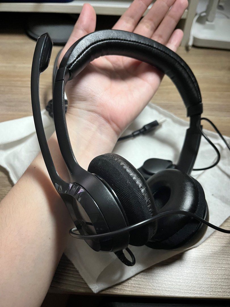 Logitech H390 USB Computer Headset (Category: Headphones & Headsets) located in Manila. Submitted by flordeliza44716 (Listing ID 1391650290, Image 2). Description: RFS: Back up headset only. Never been used. No box. Dust bag only With small paint chip on volume controller https://www.logitech.com/en-ph/shop/p/h390-usb-headset Microphone Type: Bi-directional Microphone Frequency response: 100~10 kHz Sensitivity: -17 dBV/Pa ±4 dB Connectivity Cable