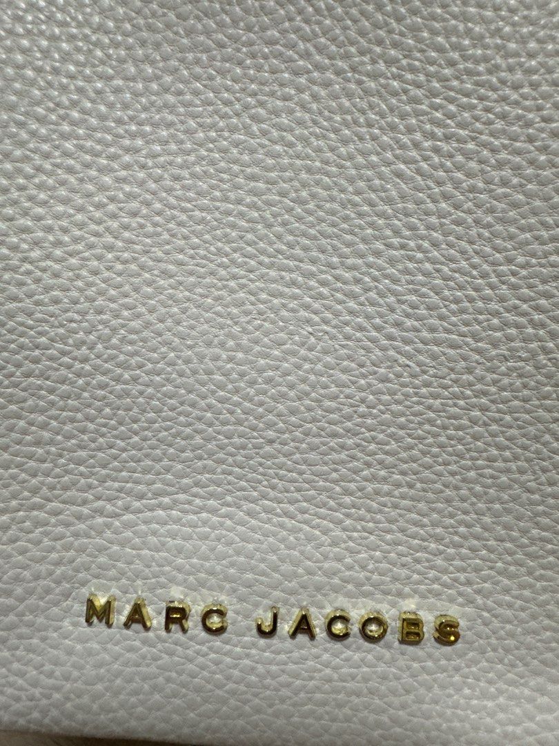 Marc Jacobs Drifter Bag (Category: Luxury Bags & Wallets) located in Manila. Submitted by prelle (Listing ID 1391677033, Image 3). Description: Selling low, won at an auction Used once, too big to my liking (so it's good if you want a small bag that can also fit all of your stuff ^^) No flaws except nawala na yung maliit niyang lock sa gilid and the little pink stain (check last pic).