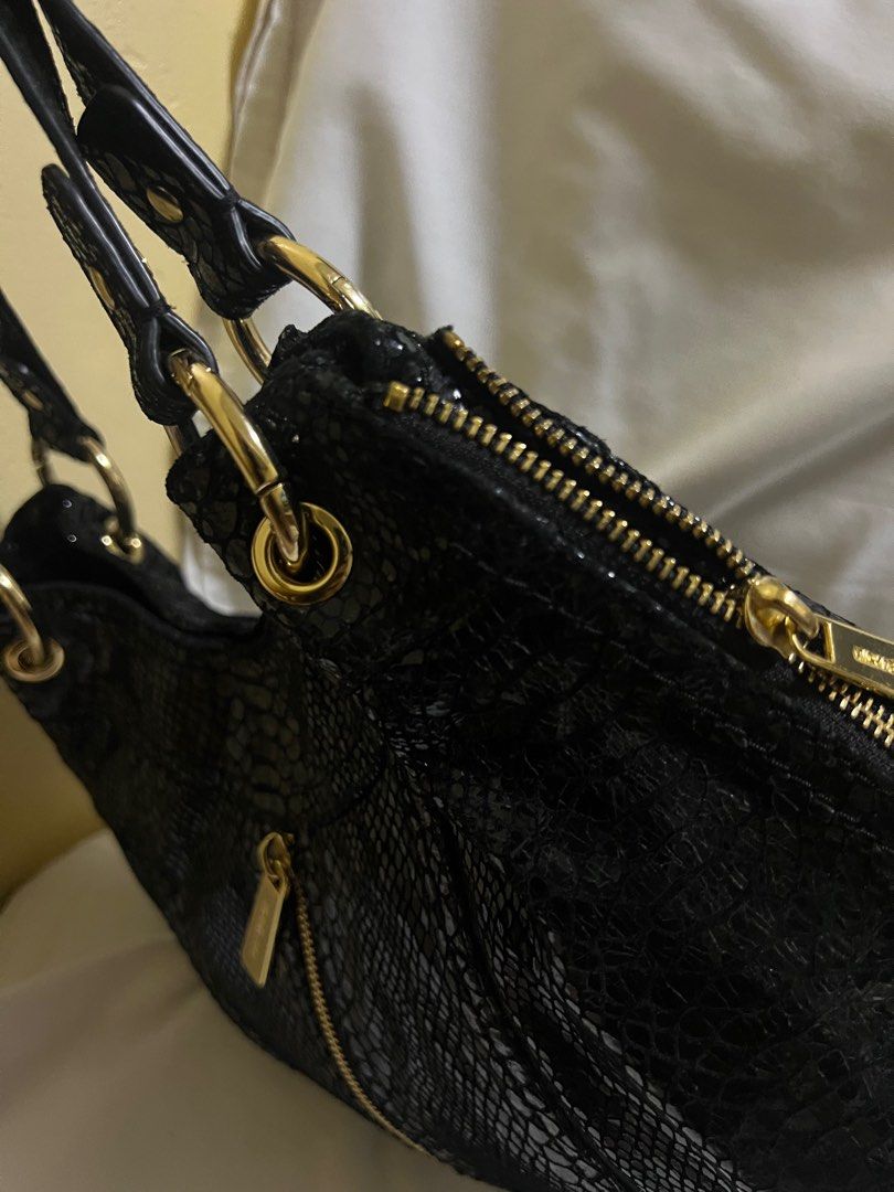 MICHAEL KORS MOXLEY BLACK SNAKESKIN (Category: Luxury Bags & Wallets) located in San Pedro. Submitted by zllerrzz (Listing ID 1385578501, Image 3). Description: This is in pristine condition .