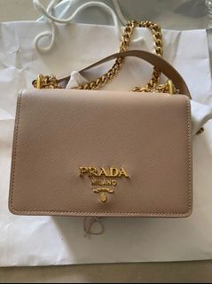(Category: ) located in . Submitted by yourfavouritewardrobe (Listing ID 1391599257, Image 1). Description: .