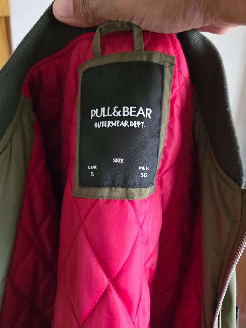 PULL & BEAR Jacket (Category: Coats, Jackets and Outerwear) located in Kuala Lumpur. Submitted by alfian.bj (Listing ID 1391638776, Image 3). Description: sy nk jual jacket brand Pull & Bear,nak jual sbb jarang sangat pakai. condition 9/10 COD Gombak,Setapak.