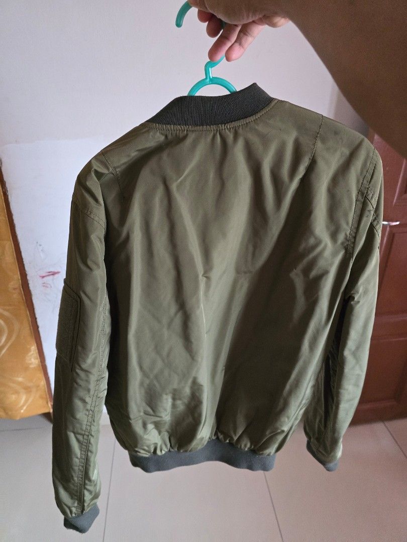 PULL & BEAR Jacket (Category: Coats, Jackets and Outerwear) located in Kuala Lumpur. Submitted by alfian.bj (Listing ID 1391638776, Image 2). Description: sy nk jual jacket brand Pull & Bear,nak jual sbb jarang sangat pakai. condition 9/10 COD Gombak,Setapak.