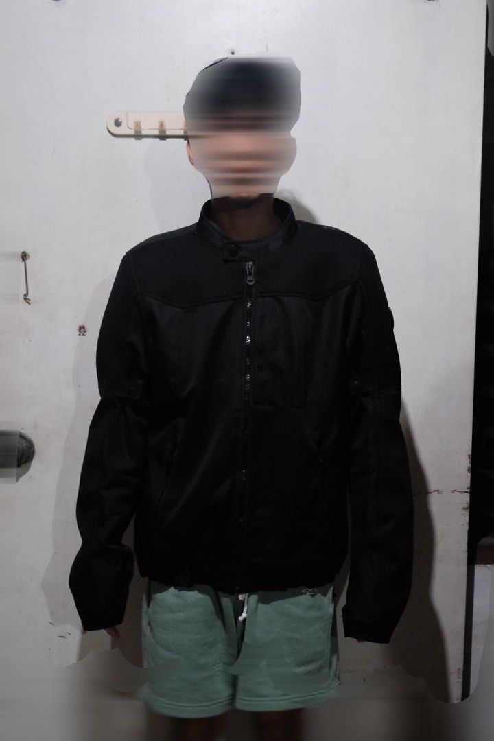Rev’it! Vigor 2 size L Hanger included (Category: Helmets and other Riding Gears) located in Cavite. Submitted by graceapa92075 (Listing ID 1386032174, Image 2). Description: Riding jacket. RFS: Di magamit. Gift nung christmas party pero sobrang laki, S or M size at payat din. Willing to provide proof or pictures nung christmas party. Pasig City area .