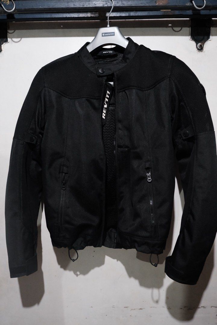 Rev’it! Vigor 2 size L Hanger included (Category: Helmets and other Riding Gears) located in Cavite. Submitted by graceapa92075 (Listing ID 1386032174, Image 1). Description: Riding jacket. RFS: Di magamit. Gift nung christmas party pero sobrang laki, S or M size at payat din. Willing to provide proof or pictures nung christmas party. Pasig City area .