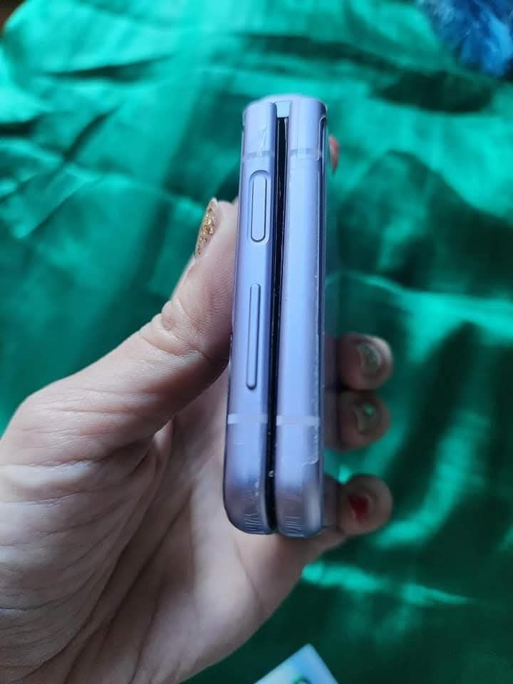 Samsung Z Flip 3 (Category: Samsung) located in Cagayan de Oro. Submitted by lizcdo (Listing ID 1391567665, Image 3). Description: 8/256gb spare phone only. used only for calls well loved. no issues, maarte ako sa gamit.