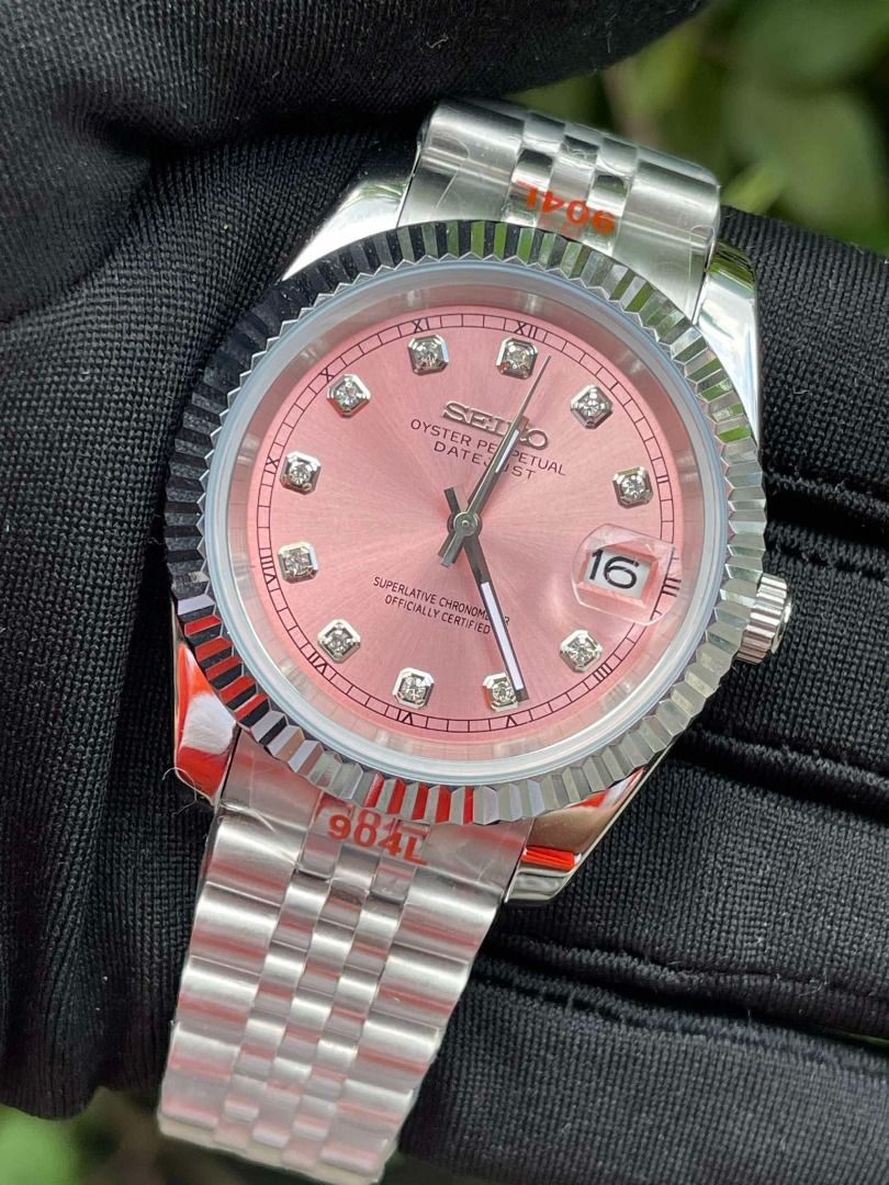 Seiko Mods (DateJust Diamond Dial) (Category: Luxury Watches) located in Valenzuela. Submitted by jedmiguel (Listing ID 1391605032, Image 3). Description: Seiko Mods DateJust Diamond Dial For only PHP 9300 Brandnew & Original • Complete links • Comes with box, paperbag & card ✅ can do shipping ✅ COD OR COP VIA LBC ✅ meetup near me PM for more details Valenzuela/South Caloocan Area DISCLAIMER: We are not affiliated, associated, or in any way offic