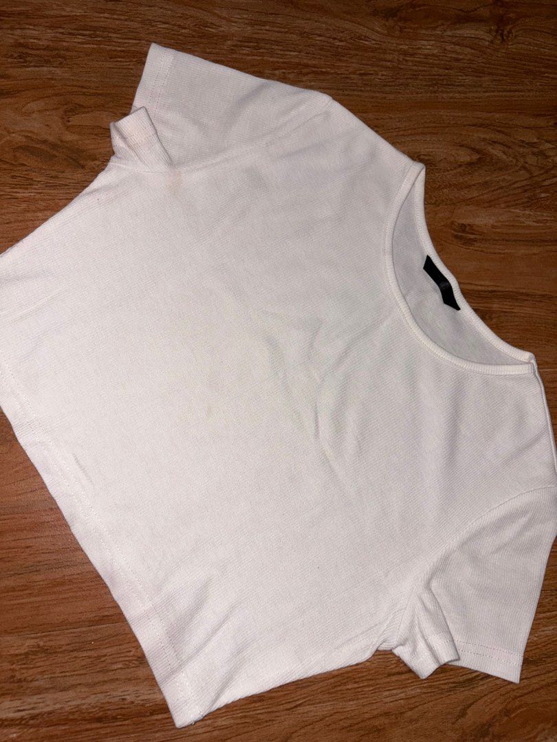 SHEIN White Crop Tee (Category: Shirts) located in Rizal. Submitted by cs04_ (Listing ID 1391667179, Image 1). Description: pm me for price nego :).