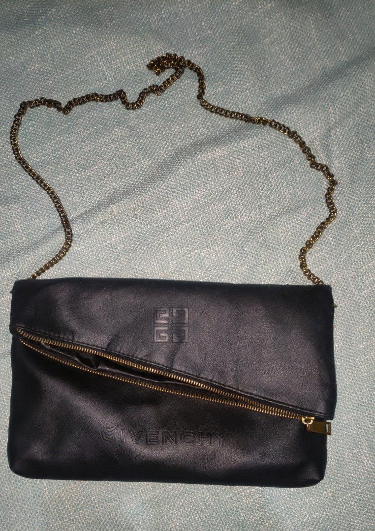 shoulder Bag / wallet (Category: Luxury Bags & Wallets) located in Davao. Submitted by blackmoore_thrift87 (Listing ID 1391627583, Image 2). Description: Negotiable , see pic for issues, But excellent and presentable parin, need linis konti, freeship, di.