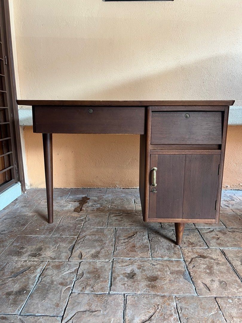 Study Table (Category: Tables & Sets) located in Kuala Lumpur. Submitted by alabaler (Listing ID 1391693177, Image 1). Description: Solid wood Heavy.