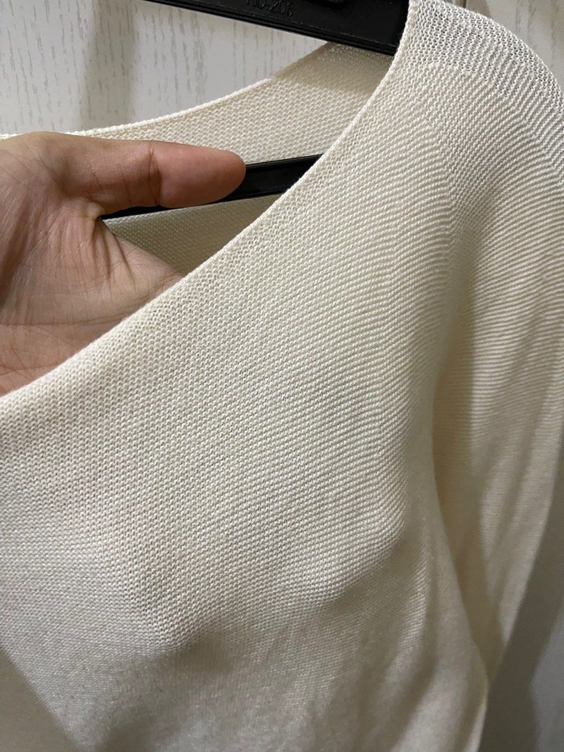 Uniqlo off white longsleeves (Category: Longsleeves) located in Mandaluyong City. Submitted by secondsbyLori (Listing ID 1391725096, Image 3). Description: Uniqlo off white longsleeves Personal preloved not ukay! Size indicated in the photo.