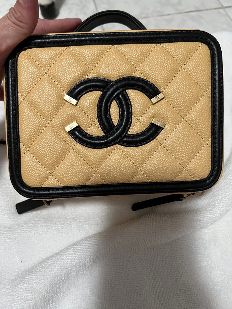 Vanity bag (Category: Luxury Bags & Wallets) located in Quezon City. Submitted by brie19 (Listing ID 1391588958, Image 3). Description: RFS - decluttering Like new .