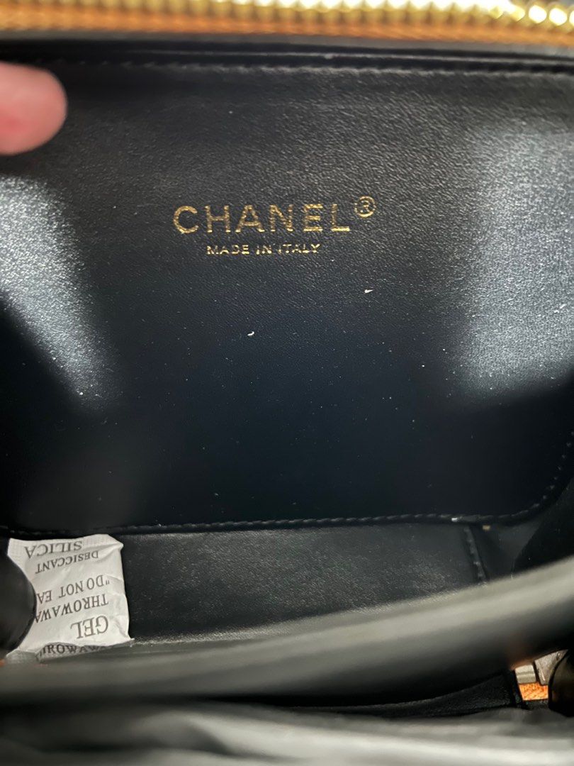 Vanity bag (Category: Luxury Bags & Wallets) located in Quezon City. Submitted by brie19 (Listing ID 1391588958, Image 2). Description: RFS - decluttering Like new .