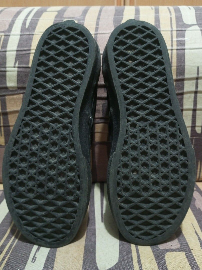 Vans Mono Black Checkered for Kids (Category: Babies & Kids Fashion) located in Malabon City. Submitted by blackscent (Listing ID 1391680724, Image 3). Description: Authentic Vans Checkered for kids Colorway: Mono black Size: 21 CM Issue: nababakbak yung leather nung hindi na nagamit (see pics). Yun lang issue. Hindi masyado nagamit Sf will be shouldered by buyer.