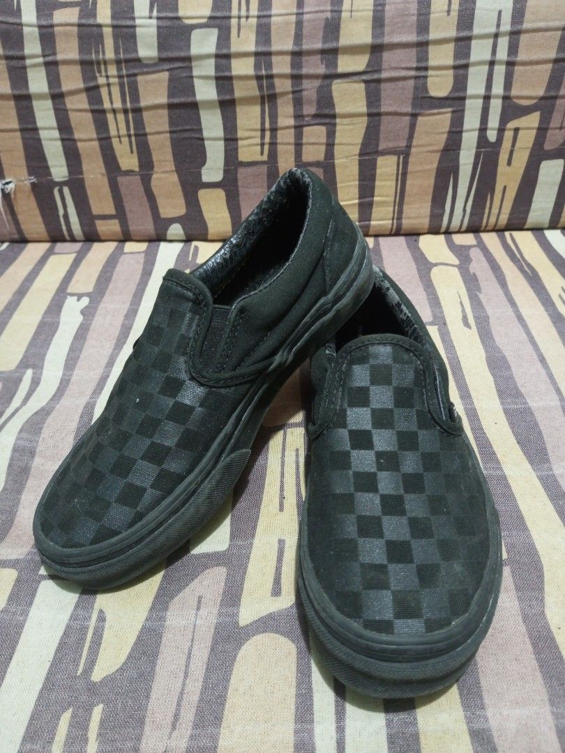 Vans Mono Black Checkered for Kids (Category: Babies & Kids Fashion) located in Malabon City. Submitted by blackscent (Listing ID 1391680724, Image 2). Description: Authentic Vans Checkered for kids Colorway: Mono black Size: 21 CM Issue: nababakbak yung leather nung hindi na nagamit (see pics). Yun lang issue. Hindi masyado nagamit Sf will be shouldered by buyer.
