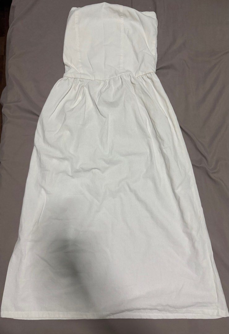 White Linen Long Dress - Decluttering (Category: Dresses) located in Quezon City. Submitted by gk5mfsmyw486933 (Listing ID 1391565359, Image 1). Description: S-size Used only once SF shouldered by buyer Can do meet ups: SM Fairview or SM Megamall.