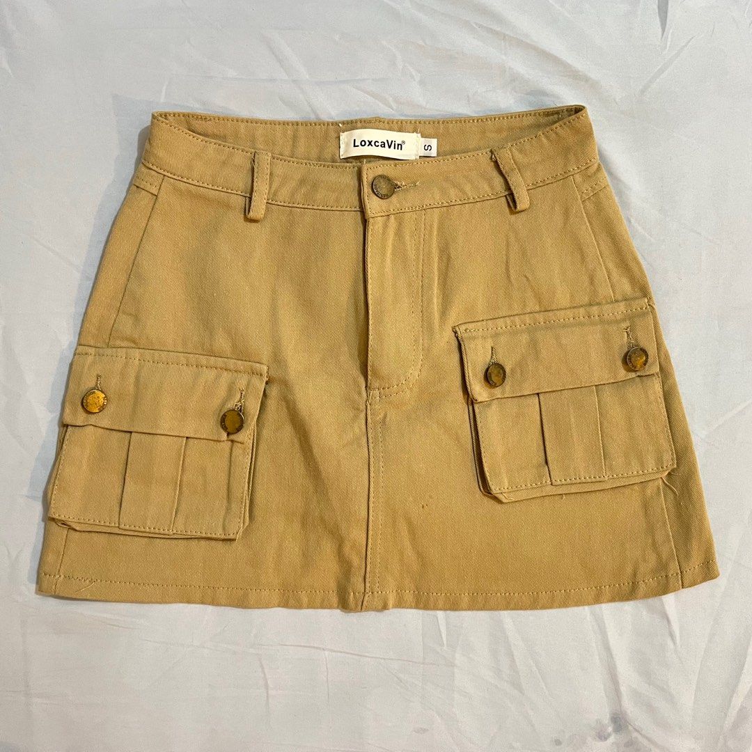 Y2k Khaki Cargo Mini Skirt (Category: Skirts) located in Las Pinas. Submitted by sugardew (Listing ID 1391734928, Image 1). Description: fits xs to s only ~ waist: 25-26in length: 13in (non-stretch fabric) rfs: decluttering loc: alabang mop: gcash, maya shipping: lalamove.