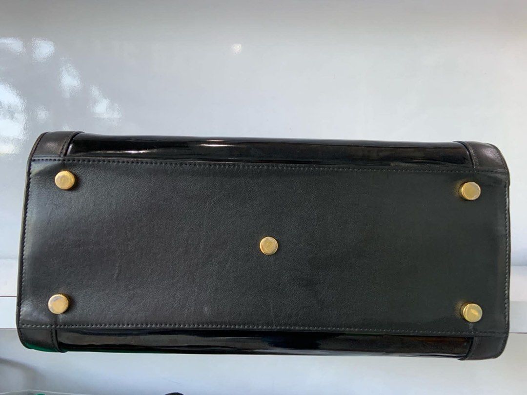 YSL Sac de Jour Patent Leather (Small) (Category: Luxury Bags & Wallets) located in Quezon City. Submitted by maimaidp (Listing ID 1391611734, Image 3). Description: Purchased from Takayama, in Fukoka, Japan. I sent it to Bag Compartment for Bag Spa treatment. So it looks✨ good✨ Almost perfect condition! RFS: only used it twice! 😅 takaw mata i guess? -no lock and no pouch Negotiable. .