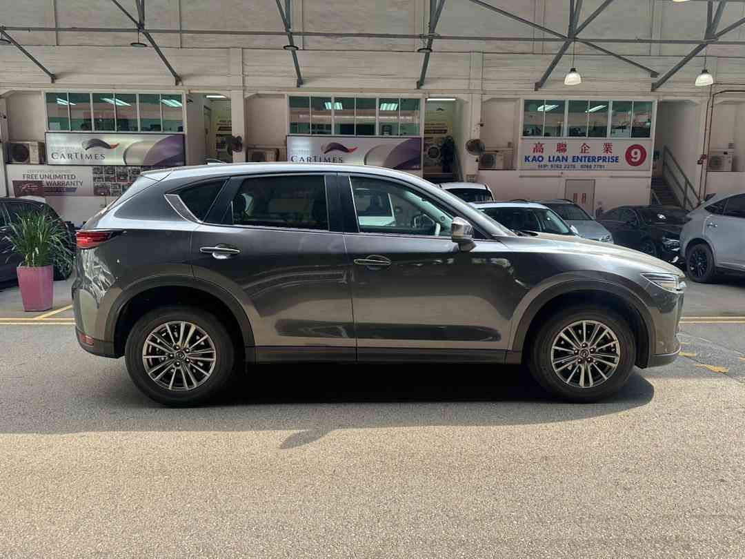 Mazda CX-5 2.0 Elegance (A) (Category: Used Cars) located in Singapore. Submitted by cartimesautomobile (Listing ID 1437445085, Image 2). Description: Features: 2.0l sky-activ engine, 162 Bhp, 6 speed (a) with paddle shifters, cruise control. Rear aircon. Auto LED headlights/wipers. Keyless entry/start/stop. Accessories: Factory-fitted audio system with apple/Android carplay. Built-in navigation. Climatic aircon. Reverse sensors/camera. Retractab