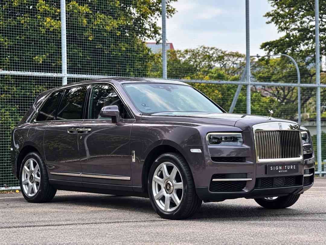 Rolls-Royce Cullinan 6.75 V12 (A) (Category: Used Cars) located in Singapore. Submitted by signaturemotors (Listing ID 1460954509, Image 2). Description: Showroom: 237 ALEXANDRA ROAD 237 Alexandra Road #02-04 Singapore 159929 1 Owner! Agent Unit! Low Mileage! Beautiful Color Combination Rolls-Royce Cullinan In Town! High Specs! High ARF! Come With Dual Rear Entertainment TV. Bespoke Analogue Clock. Self Closing Door. 2x RR umbrella. High Trade In