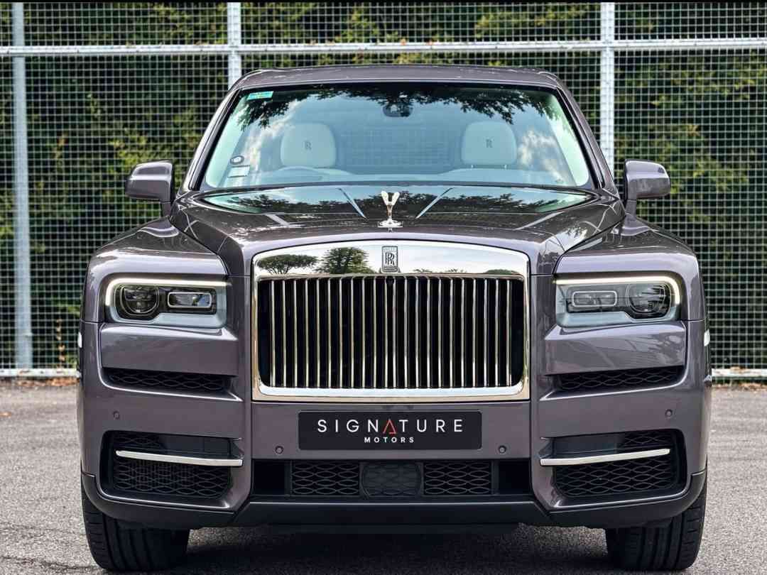 Rolls-Royce Cullinan 6.75 V12 (A) (Category: Used Cars) located in Singapore. Submitted by signaturemotors (Listing ID 1460954509, Image 1). Description: Showroom: 237 ALEXANDRA ROAD 237 Alexandra Road #02-04 Singapore 159929 1 Owner! Agent Unit! Low Mileage! Beautiful Color Combination Rolls-Royce Cullinan In Town! High Specs! High ARF! Come With Dual Rear Entertainment TV. Bespoke Analogue Clock. Self Closing Door. 2x RR umbrella. High Trade In