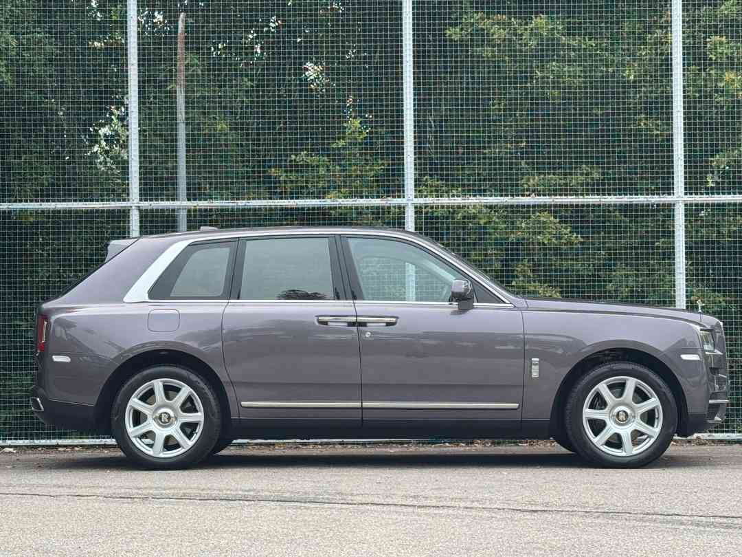 Rolls-Royce Cullinan 6.75 V12 (A) (Category: Used Cars) located in Singapore. Submitted by signaturemotors (Listing ID 1460954509, Image 3). Description: Showroom: 237 ALEXANDRA ROAD 237 Alexandra Road #02-04 Singapore 159929 1 Owner! Agent Unit! Low Mileage! Beautiful Color Combination Rolls-Royce Cullinan In Town! High Specs! High ARF! Come With Dual Rear Entertainment TV. Bespoke Analogue Clock. Self Closing Door. 2x RR umbrella. High Trade In