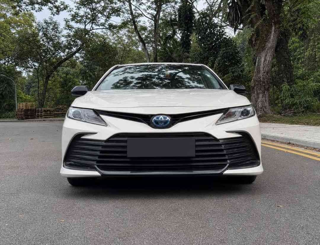 Toyota Camry Hybrid 2.5 Ascent (A) (Category: Used Cars) located in Singapore. Submitted by carousell_certified_partners (Listing ID 1460852405, Image 1). Description: Super rare 1 owner unit with Genuine low mileage. The reliable Toyota Camry Hybrid 2.5 CVT combines elegance, tech, and eco-friendly driving into one premium sedan. Enjoy peace of mind with reliable and fuss free engine and gearbox. Extended warranty available. Fuel efficiency at 2