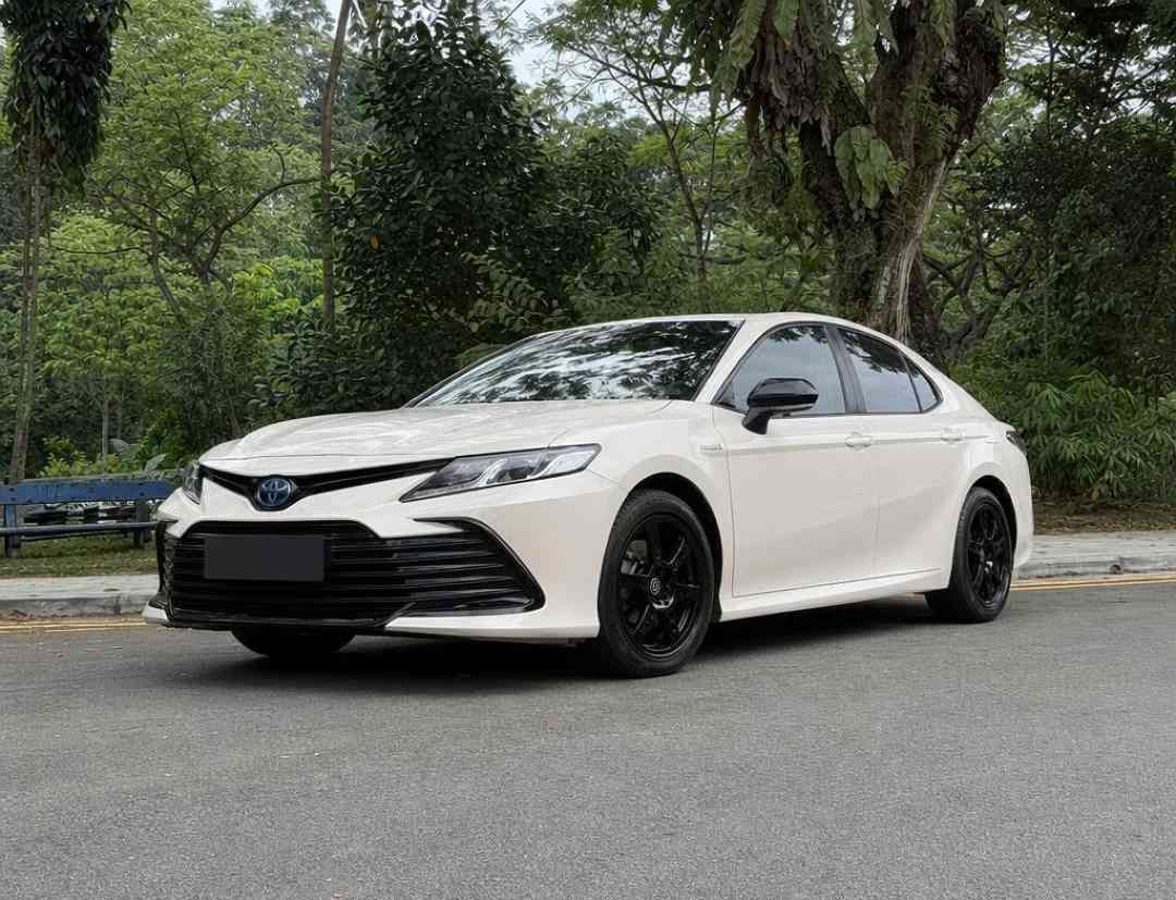 Toyota Camry Hybrid 2.5 Ascent (A) (Category: Used Cars) located in Singapore. Submitted by carousell_certified_partners (Listing ID 1460852405, Image 2). Description: Super rare 1 owner unit with Genuine low mileage. The reliable Toyota Camry Hybrid 2.5 CVT combines elegance, tech, and eco-friendly driving into one premium sedan. Enjoy peace of mind with reliable and fuss free engine and gearbox. Extended warranty available. Fuel efficiency at 2