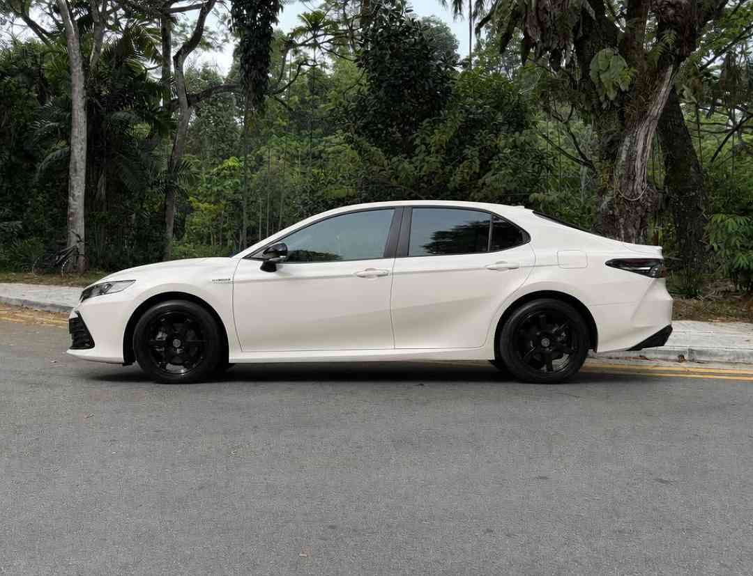 Toyota Camry Hybrid 2.5 Ascent (A) (Category: Used Cars) located in Singapore. Submitted by carousell_certified_partners (Listing ID 1460852405, Image 3). Description: Super rare 1 owner unit with Genuine low mileage. The reliable Toyota Camry Hybrid 2.5 CVT combines elegance, tech, and eco-friendly driving into one premium sedan. Enjoy peace of mind with reliable and fuss free engine and gearbox. Extended warranty available. Fuel efficiency at 2