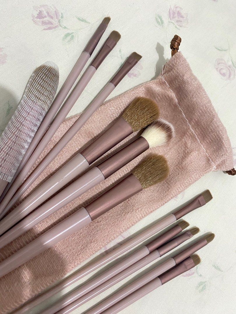 12pcs Makeup Brush Set with Pouch (Category: Makeup) located in Makati City. Submitted by julivyian (Listing ID 1412999955, Image 2). Description: - Complete eye makeup brush set - Includes various brushes for eye makeup - Comes with a pouch .