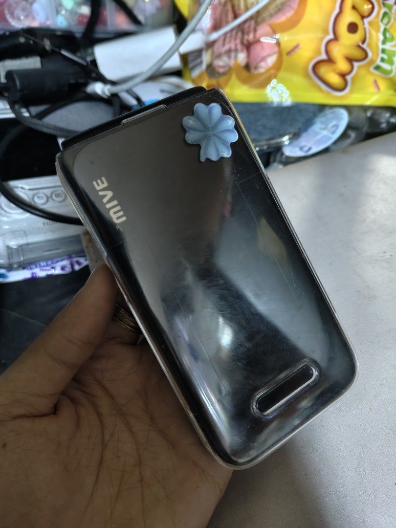 Alt Mive Style Folder (Category: Early Generation Mobile Phones) located in Manila. Submitted by viiriyan (Listing ID 1412979803, Image 1). Description: selling my flipphone! mainly used for streaming music pero other modern apps such as facebook, youtube, tiktok, and instagram works too. my DITO and TNT sim works, and expandable ang storage niya (upto 512gb) with free case na rin:) (800+ sa orange app) as for the charger, type c lang siya dm me 