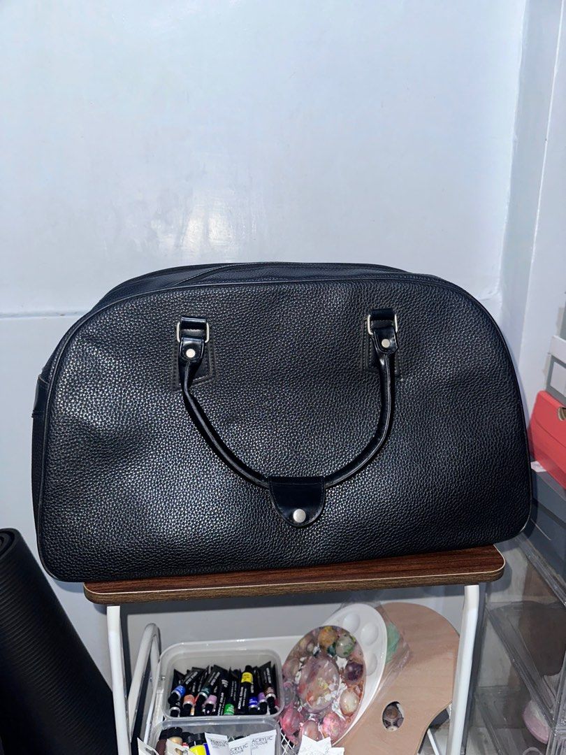 Oversized Black PU Leather Travel Bag (Category: Luxury Bags & Wallets) located in Muntinlupa City. Submitted by tswizzleee (Listing ID 1412988466, Image 3). Description: - black PU leather travel bag - Top handle design - Secure zip closure - Crafted from textured leather - Spacious interior, perfect for travel - Approximately 20 inches in length.