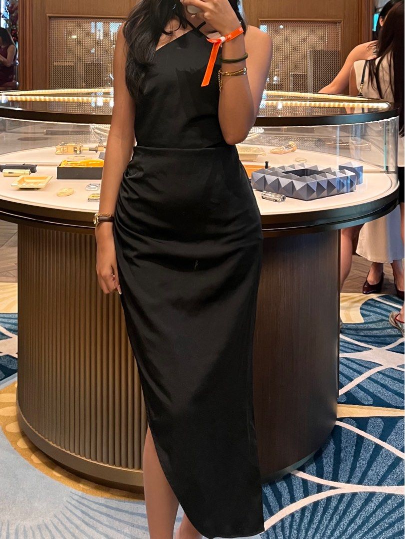 Calliope Halter Black Dress (Category: Dresses) located in Quezon City. Submitted by alex_declutter (Listing ID 1412896850, Image 1). Description: -High quality -Originally bought for ₱2,450 in UPTC -Used once RFS: Decluttering -fits XS-S.