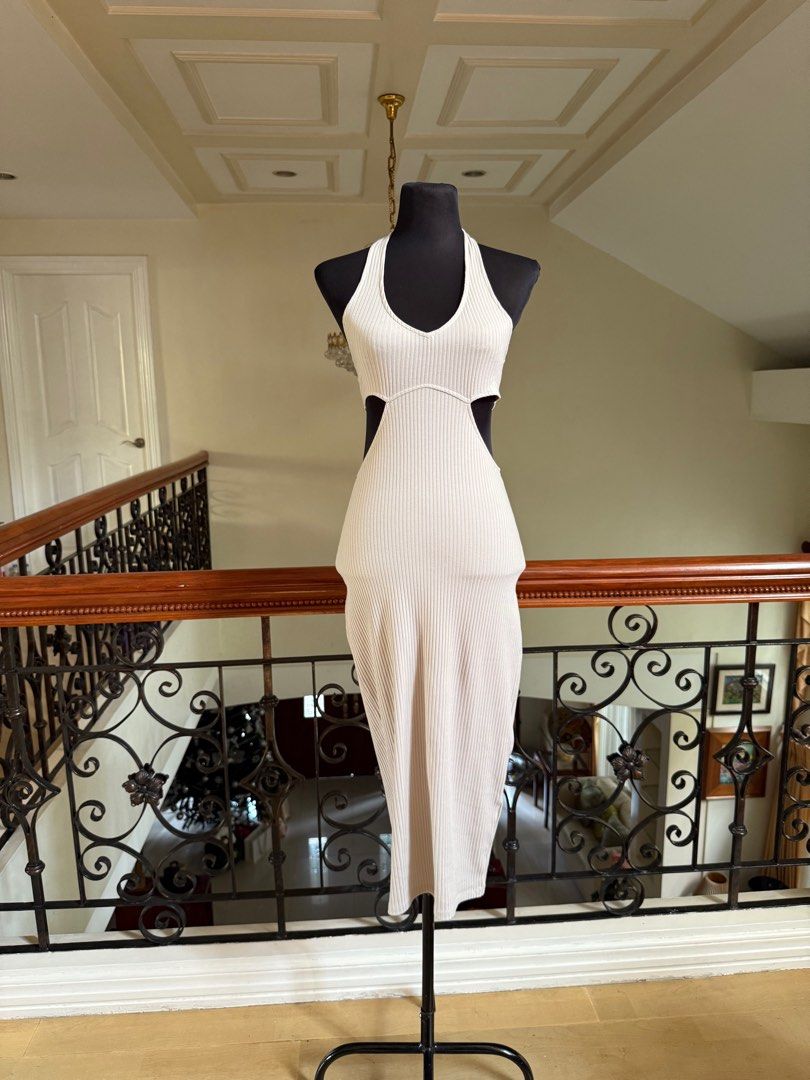 Cotton Cut out Bodycon dress (Category: Dresses) located in Makati City. Submitted by VersatileBabe (Listing ID 1413028702, Image 1). Description: .