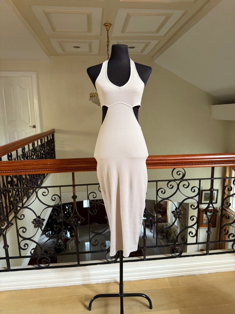 Cotton Cut out Bodycon dress (Category: Dresses) located in Makati City. Submitted by VersatileBabe (Listing ID 1413028702, Image 3). Description: .