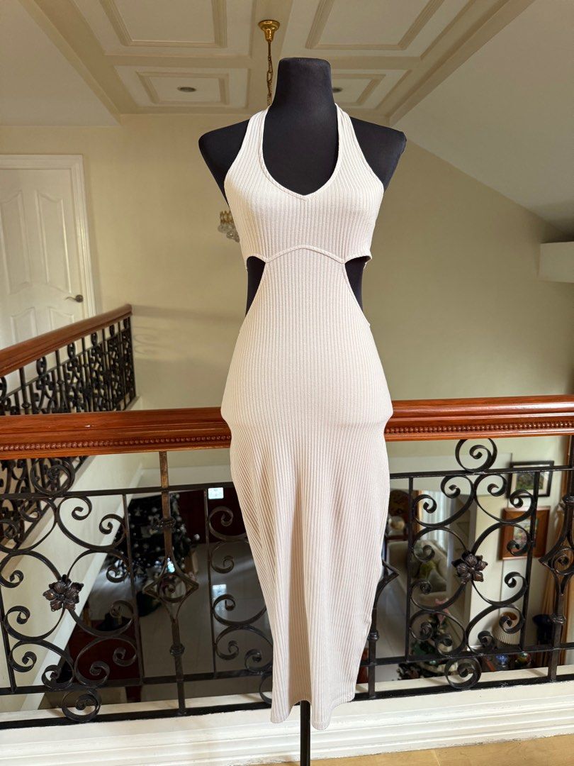 Cotton Cut out Bodycon dress (Category: Dresses) located in Makati City. Submitted by VersatileBabe (Listing ID 1413028702, Image 2). Description: .
