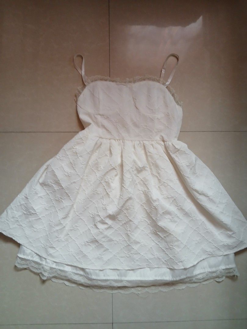 Cute White dress (Category: Dresses) located in Manila. Submitted by gotou_hotaru (Listing ID 1412917834, Image 1). Description: flower pattern embossed so many lace garterized back xs-small have padding.