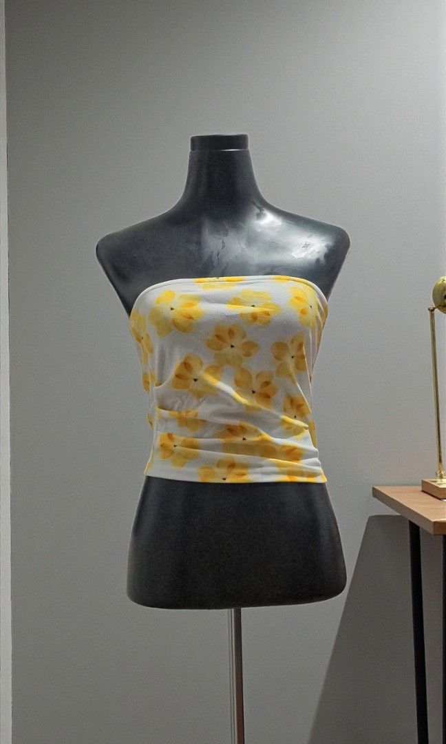 Floral Tube Top 2 (Category: Others Tops) located in Valenzuela. Submitted by janettarograman (Listing ID 1412899968, Image 1). Description: Yellow floral tube top.