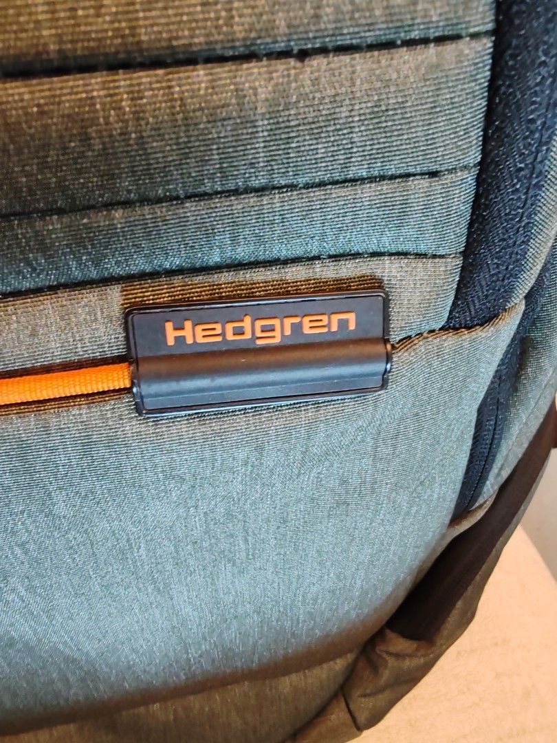 Hedgren 後背包 （分類：背包）位於 Hong Kong。 由 tina72783487 提交（商品編號 1412863076，圖片 2）。簡介： Hedgren 後背包，多個隔層設計，方便收納。包包正面有拉鍊口袋，兩側也有口袋。內部空間寬敞，適合日常使用。肩帶可調節，提供舒適的背負體驗。整體設計簡潔，適合各種場合。。