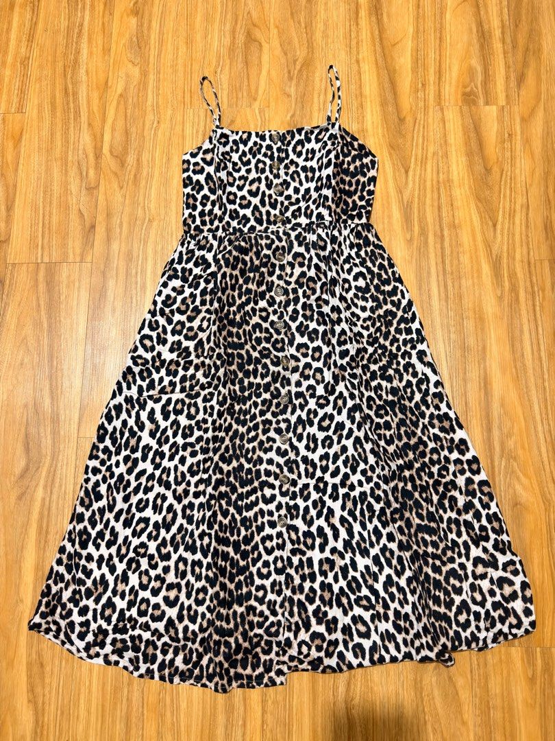 H&M Linen Blend Leopard Print Dress (Category: Dresses) located in Caloocan City. Submitted by MSCloset_ (Listing ID 1412951949, Image 1). Description: - H&M Leopard Print Dress - Adjustable straps - Button-down front - Linen blend fabric - Midi length - Size: EUR 36, US 4, CA 4, CN 160/84A.